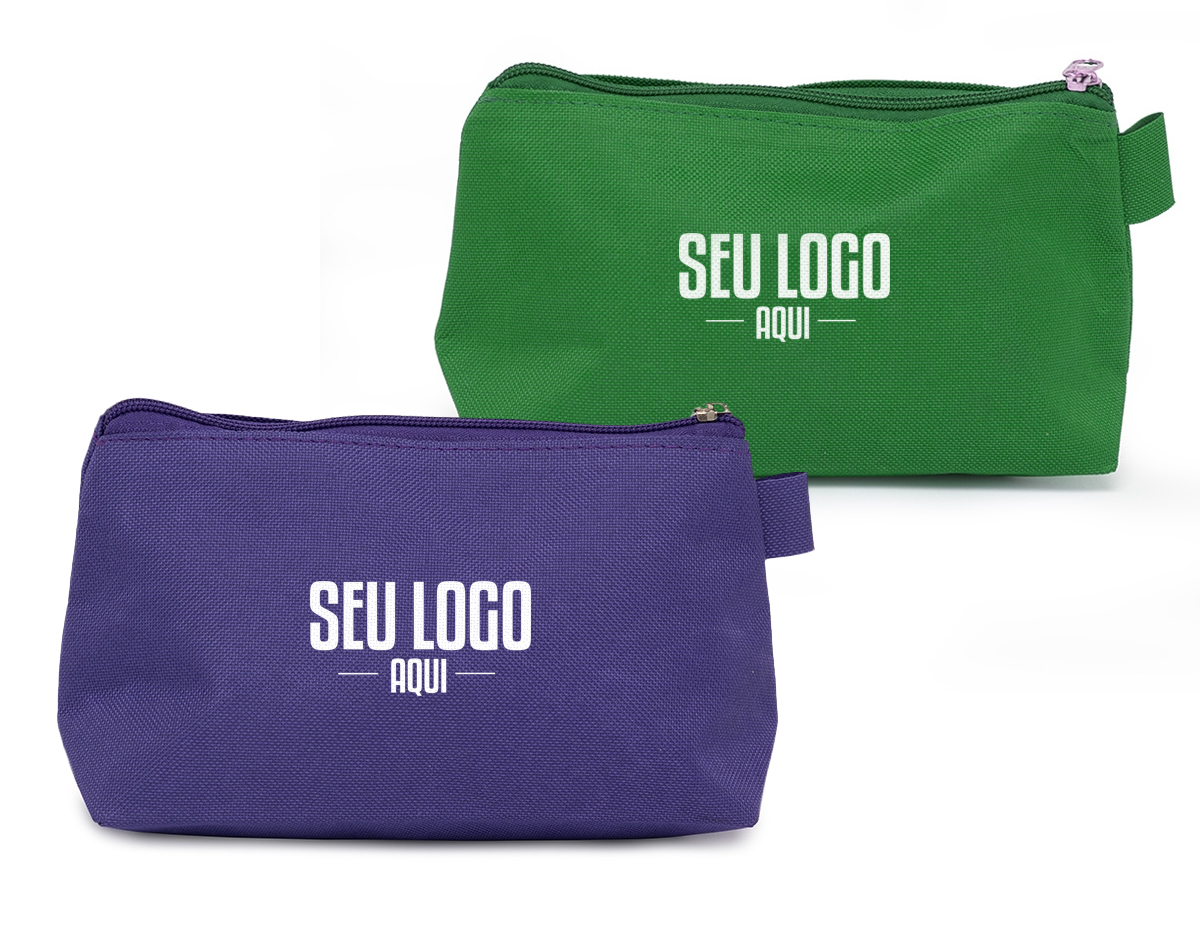 Nécessaire em nylon, leve e resistente, ideal para organizar itens pequenos. Possui uma alça pequena, que permite o acesso fácil a chaveiros ou ganchos, tornando-a prática para uso diário ou viagens. Seu design funcional a torna uma opção versátil para quem busca praticidade.