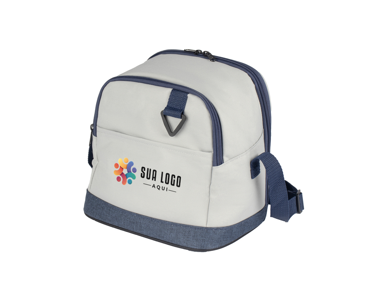 Esta bolsa térmica é projetada para manter a temperatura dos alimentos e bebidas. Possui um bolso frontal para itens pequenos e uma argola para chaves, oferecendo praticidade. Com dois acessos ao compartimento interno, facilita o acesso ao que você precisa. A alça ajustável garante conforto no transporte, enquanto a parte interna soldada assegura resistência e facilidade de limpeza. Ideal para piqueniques e passeios.