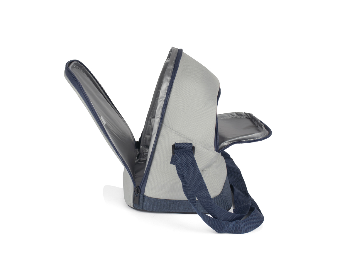Esta bolsa térmica é projetada para manter a temperatura dos alimentos e bebidas. Possui um bolso frontal para itens pequenos e uma argola para chaves, oferecendo praticidade. Com dois acessos ao compartimento interno, facilita o acesso ao que você precisa. A alça ajustável garante conforto no transporte, enquanto a parte interna soldada assegura resistência e facilidade de limpeza. Ideal para piqueniques e passeios.