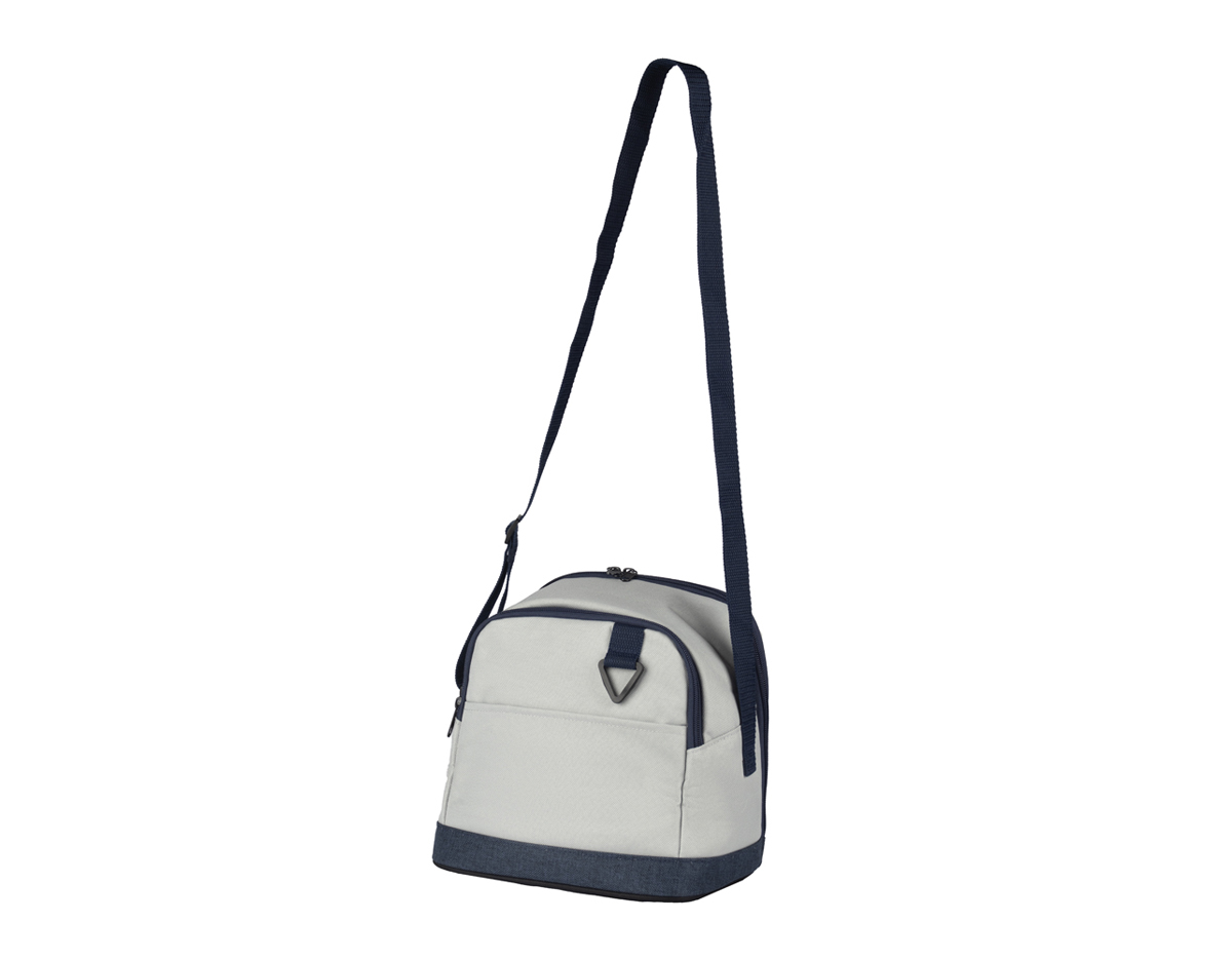 Esta bolsa térmica é projetada para manter a temperatura dos alimentos e bebidas. Possui um bolso frontal para itens pequenos e uma argola para chaves, oferecendo praticidade. Com dois acessos ao compartimento interno, facilita o acesso ao que você precisa. A alça ajustável garante conforto no transporte, enquanto a parte interna soldada assegura resistência e facilidade de limpeza. Ideal para piqueniques e passeios.