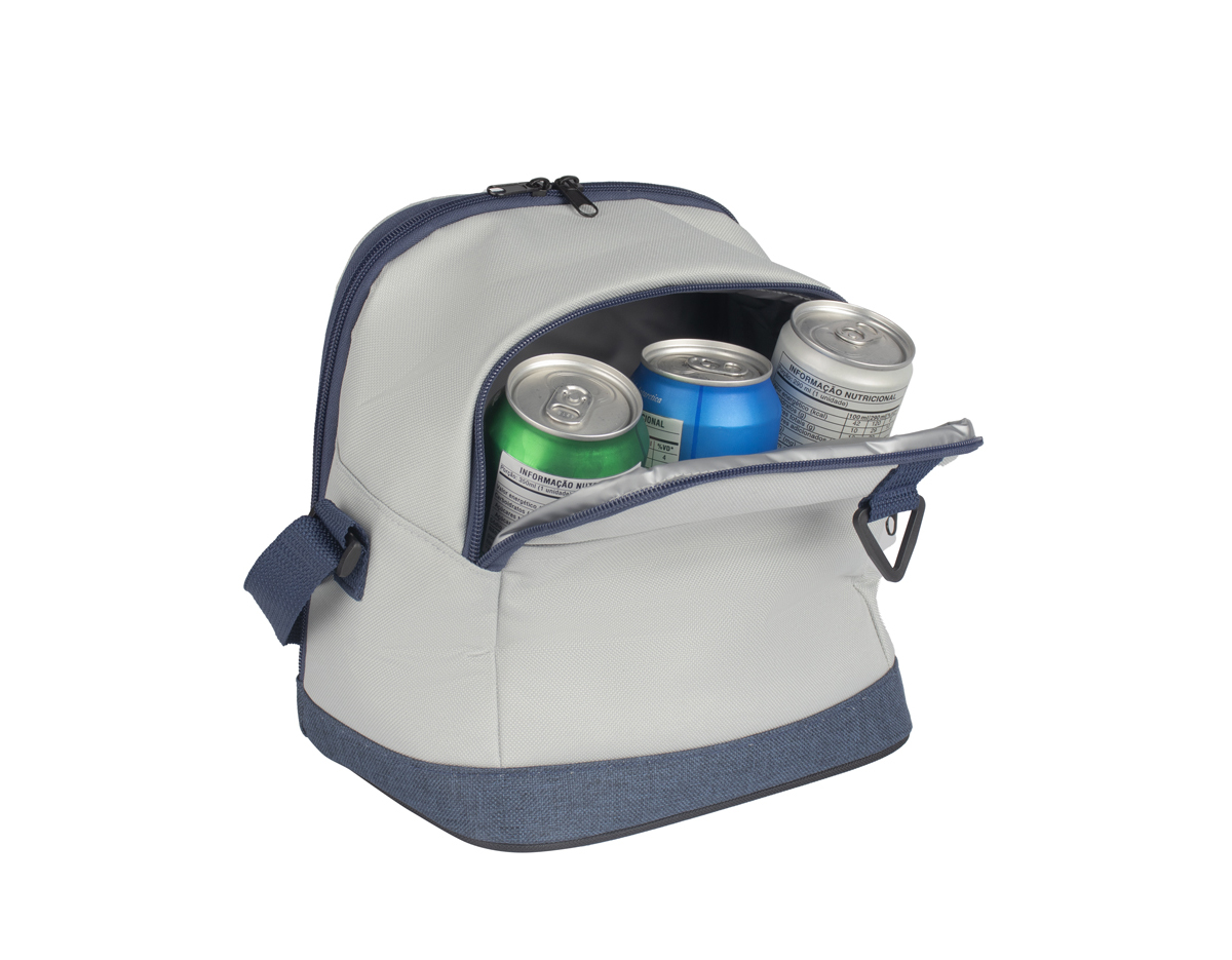 Esta bolsa térmica é projetada para manter a temperatura dos alimentos e bebidas. Possui um bolso frontal para itens pequenos e uma argola para chaves, oferecendo praticidade. Com dois acessos ao compartimento interno, facilita o acesso ao que você precisa. A alça ajustável garante conforto no transporte, enquanto a parte interna soldada assegura resistência e facilidade de limpeza. Ideal para piqueniques e passeios.