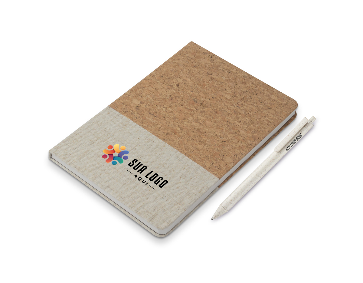 Kit de caderno de anotações e caneta, composto por um caderno de cortiça com detalhe em algodão cru, capa dura e 80 folhas pautadas. A caneta é feita de plástico reciclado, proporcionando uma escolha sustentável. O conjunto vem em uma embalagem de papel kraft, ideal para presentear, unindo estilo e responsabilidade ambiental.
