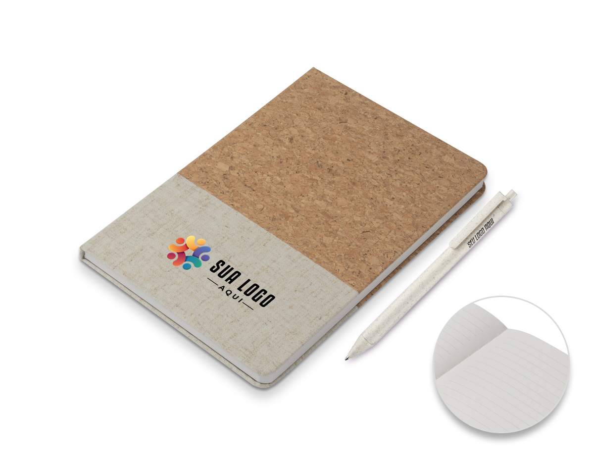 Kit de caderno de anotações e caneta, composto por um caderno de cortiça com detalhe em algodão cru, capa dura e 80 folhas pautadas. A caneta é feita de plástico reciclado, proporcionando uma escolha sustentável. O conjunto vem em uma embalagem de papel kraft, ideal para presentear, unindo estilo e responsabilidade ambiental.
