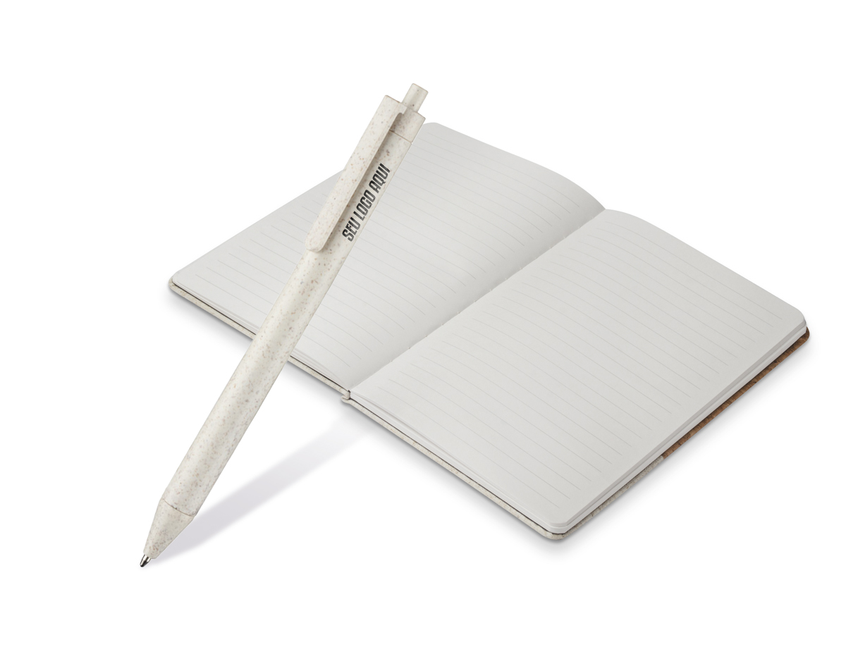 Kit de caderno de anotações e caneta, composto por um caderno de cortiça com detalhe em algodão cru, capa dura e 80 folhas pautadas. A caneta é feita de plástico reciclado, proporcionando uma escolha sustentável. O conjunto vem em uma embalagem de papel kraft, ideal para presentear, unindo estilo e responsabilidade ambiental.
