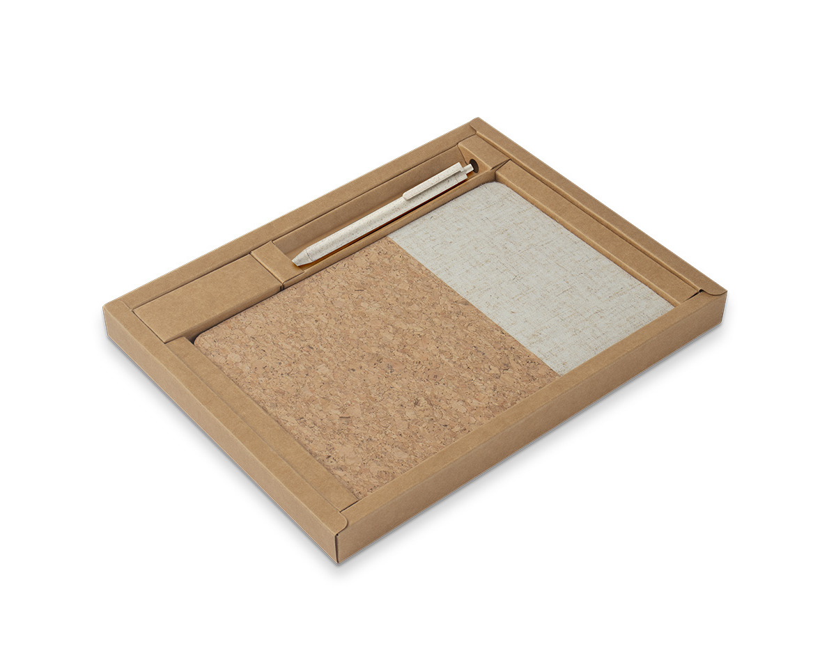 Kit de caderno de anotações e caneta, composto por um caderno de cortiça com detalhe em algodão cru, capa dura e 80 folhas pautadas. A caneta é feita de plástico reciclado, proporcionando uma escolha sustentável. O conjunto vem em uma embalagem de papel kraft, ideal para presentear, unindo estilo e responsabilidade ambiental.