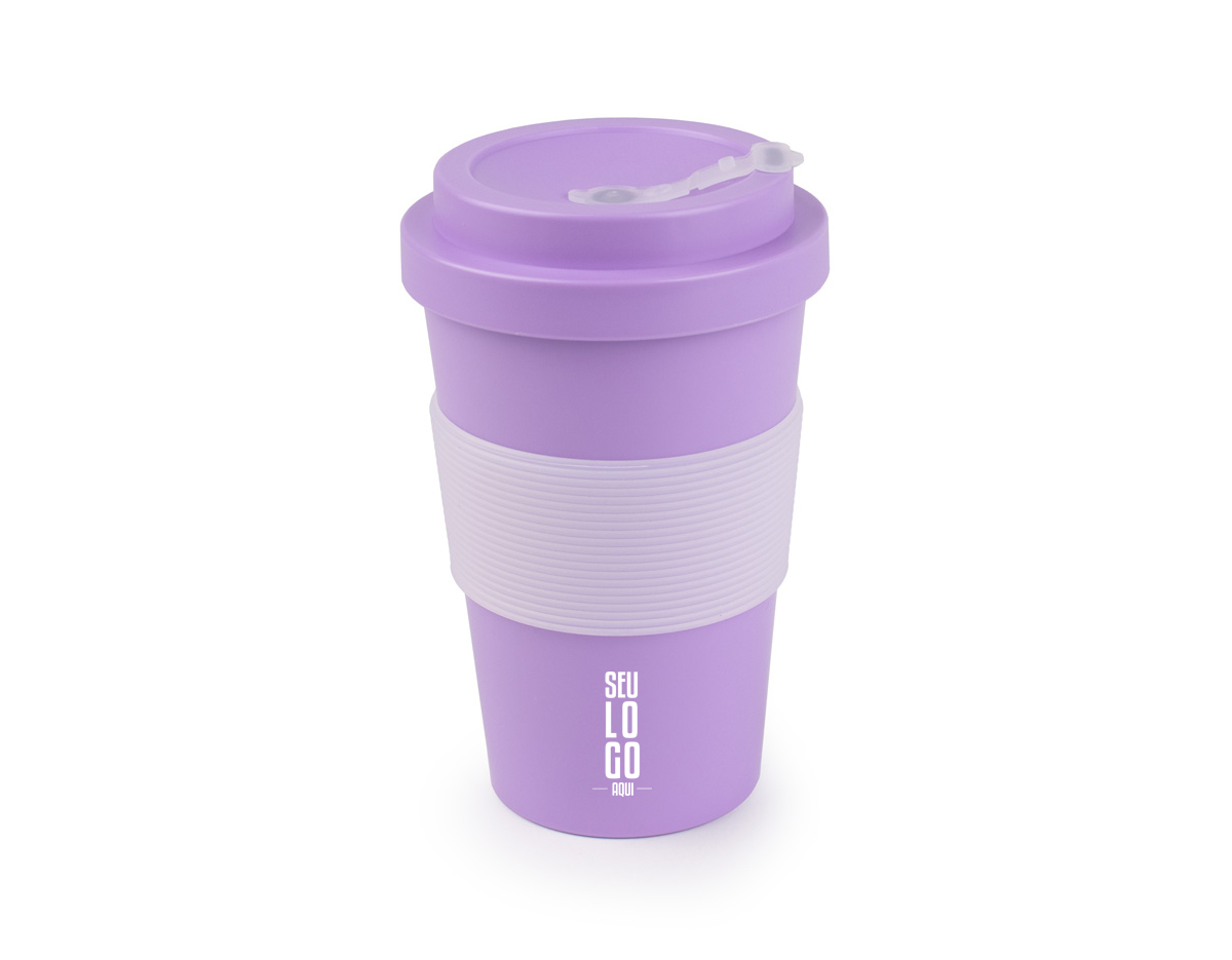 Copo plástico feito de RPET, um material sustentável, com capacidade de 400 ml. Apresenta uma tampa rosqueável que garante fechamento seguro e um detalhe em silicone que proporciona um toque macio e antiderrapante. Ideal para uso diário, combina funcionalidade e respeito ao meio ambiente.