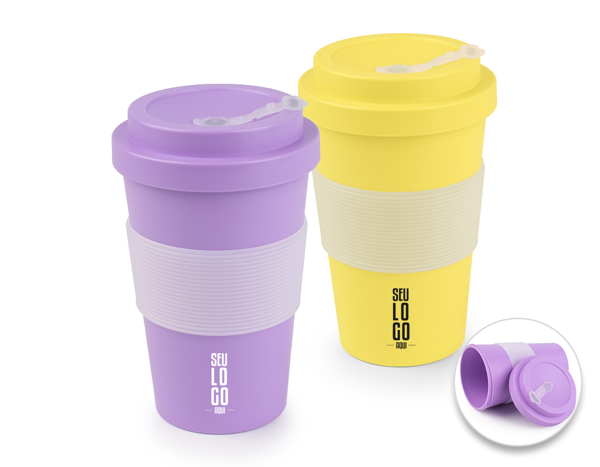 Copo plástico feito de RPET, um material sustentável, com capacidade de 400 ml. Apresenta uma tampa rosqueável que garante fechamento seguro e um detalhe em silicone que proporciona um toque macio e antiderrapante. Ideal para uso diário, combina funcionalidade e respeito ao meio ambiente.