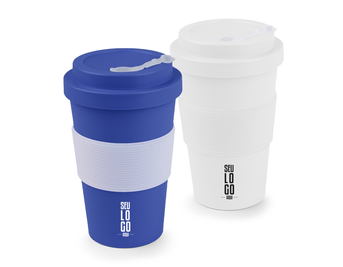 Copo plástico feito de RPET, um material sustentável, com capacidade de 400 ml. Apresenta uma tampa rosqueável que garante fechamento seguro e um detalhe em silicone que proporciona um toque macio e antiderrapante. Ideal para uso diário, combina funcionalidade e respeito ao meio ambiente.
