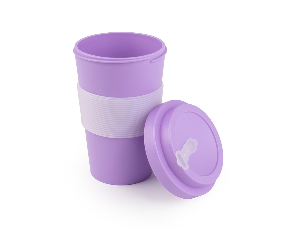 Copo plástico feito de RPET, um material sustentável, com capacidade de 400 ml. Apresenta uma tampa rosqueável que garante fechamento seguro e um detalhe em silicone que proporciona um toque macio e antiderrapante. Ideal para uso diário, combina funcionalidade e respeito ao meio ambiente.
