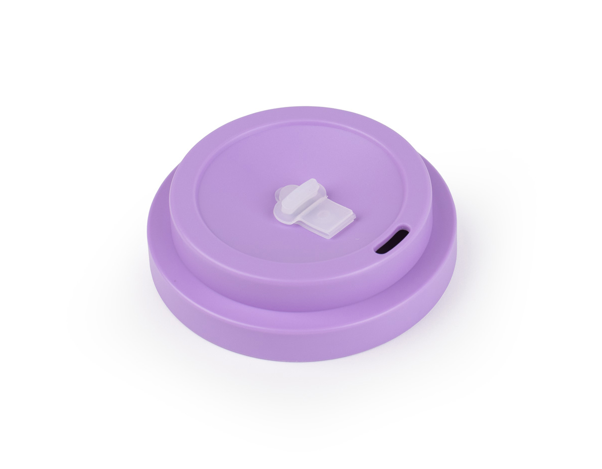 Copo plástico feito de RPET, um material sustentável, com capacidade de 400 ml. Apresenta uma tampa rosqueável que garante fechamento seguro e um detalhe em silicone que proporciona um toque macio e antiderrapante. Ideal para uso diário, combina funcionalidade e respeito ao meio ambiente.
