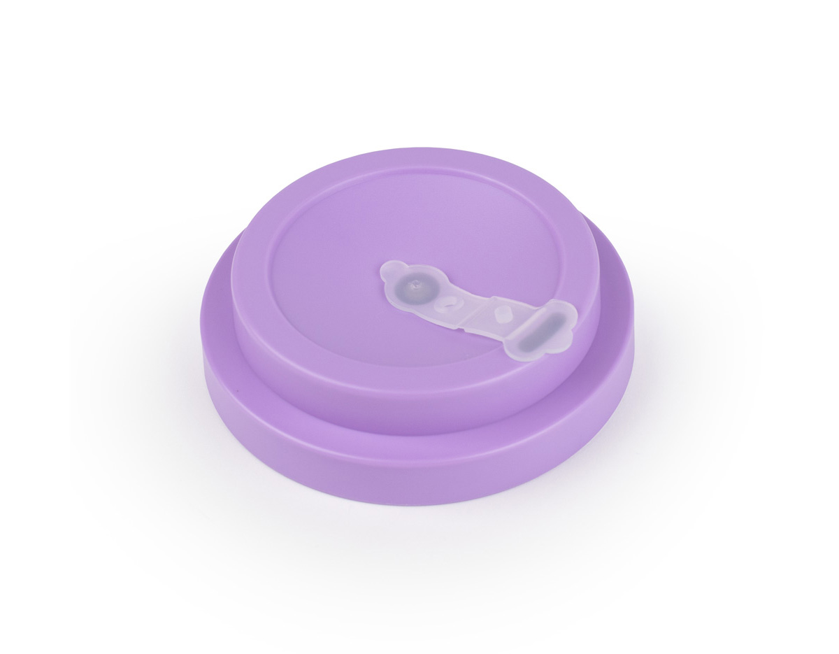 Copo plástico feito de RPET, um material sustentável, com capacidade de 400 ml. Apresenta uma tampa rosqueável que garante fechamento seguro e um detalhe em silicone que proporciona um toque macio e antiderrapante. Ideal para uso diário, combina funcionalidade e respeito ao meio ambiente.