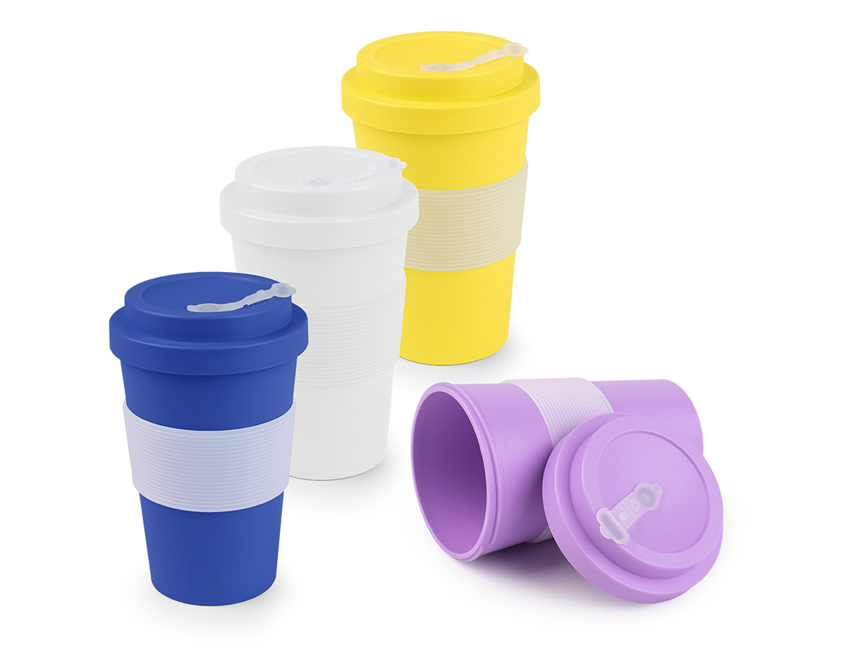 Copo plástico feito de RPET, um material sustentável, com capacidade de 400 ml. Apresenta uma tampa rosqueável que garante fechamento seguro e um detalhe em silicone que proporciona um toque macio e antiderrapante. Ideal para uso diário, combina funcionalidade e respeito ao meio ambiente.