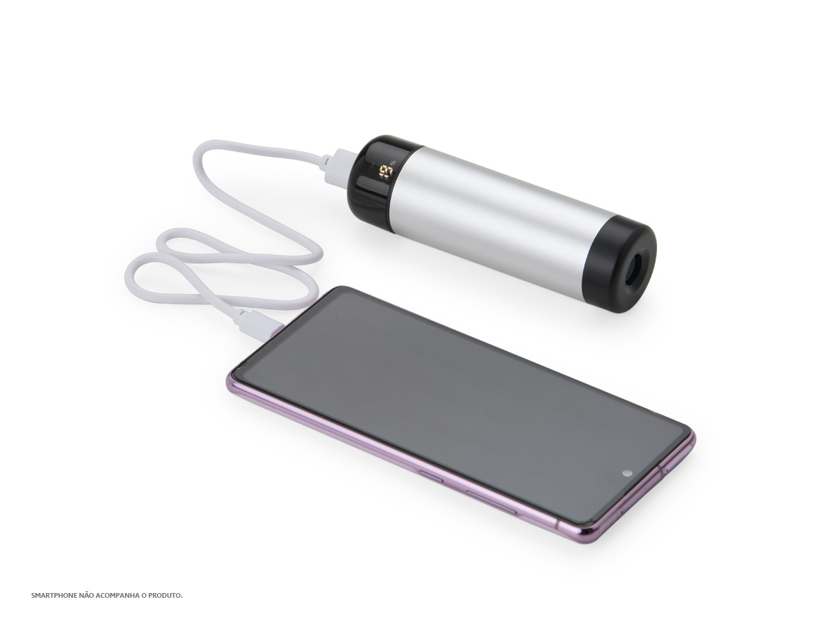 Dispositivos sempre carregados em qualquer lugar com o nosso power bank! Equipado bateria de 4.000mAh, este carregador portátil tem um design compacto, produzido em metal com detalhes plásticos. Além do cabo USB Tipo-C incluso, nosso power bank tem um bônus: uma lanterna integrada de alto alcance para emergências.