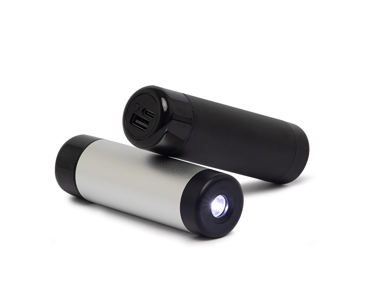 Dispositivos sempre carregados em qualquer lugar com o nosso power bank! Equipado bateria de 4.000mAh, este carregador portátil tem um design compacto, produzido em metal com detalhes plásticos. Além do cabo USB Tipo-C incluso, nosso power bank tem um bônus: uma lanterna integrada de alto alcance para emergências.