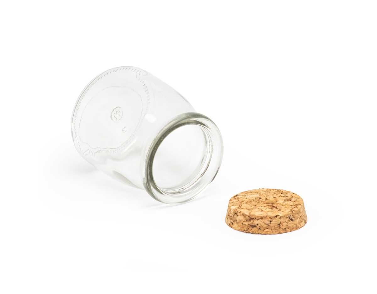 Este frasco de vidro possui capacidade de 200ml, ideal para armazenar líquidos, especiarias ou pequenos objetos. Com um design clean e elegante, a tampa de cortiça proporciona um fechamento seguro, preservando o conteúdo de maneira eficaz. Seu material transparente permite fácil visualização do interior, tornando-o não apenas funcional, mas também uma peça decorativa. Perfeito para quem busca praticidade e estilo na organização.