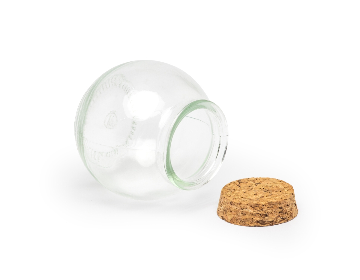 Frasco de vidro com capacidade de 100 ml, perfeito para armazenar líquidos ou pequenas amostras. Com tampa de cortiça, proporciona um fechamento seguro e preserva o conteúdo. Seu design simples e funcional permite uso em diversas situações, como na cozinha ou para artesanato, garantindo praticidade e elegância. Ideal para quem busca uma solução versátil para organização.
