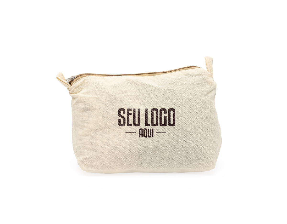 Nécessaire confeccionada em algodão, com frente e verso lisos que valorizam a personalização da marca. Possui fechamento em zíper, garantindo praticidade e segurança no armazenamento dos itens. Conta ainda com duas alças pequenas, ideais para fixação de chaveiro ou gancho, facilitando o transporte e a organização. Leve e versátil, é uma excelente opção de brinde corporativo funcional e sustentável, perfeita para o dia a dia.