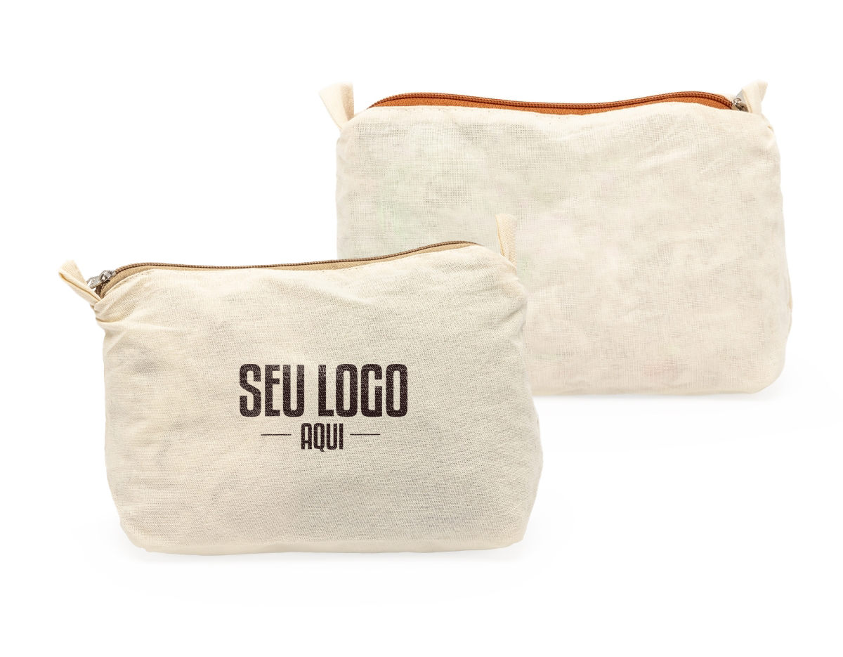 Nécessaire confeccionada em algodão, com frente e verso lisos que valorizam a personalização da marca. Possui fechamento em zíper, garantindo praticidade e segurança no armazenamento dos itens. Conta ainda com duas alças pequenas, ideais para fixação de chaveiro ou gancho, facilitando o transporte e a organização. Leve e versátil, é uma excelente opção de brinde corporativo funcional e sustentável, perfeita para o dia a dia.