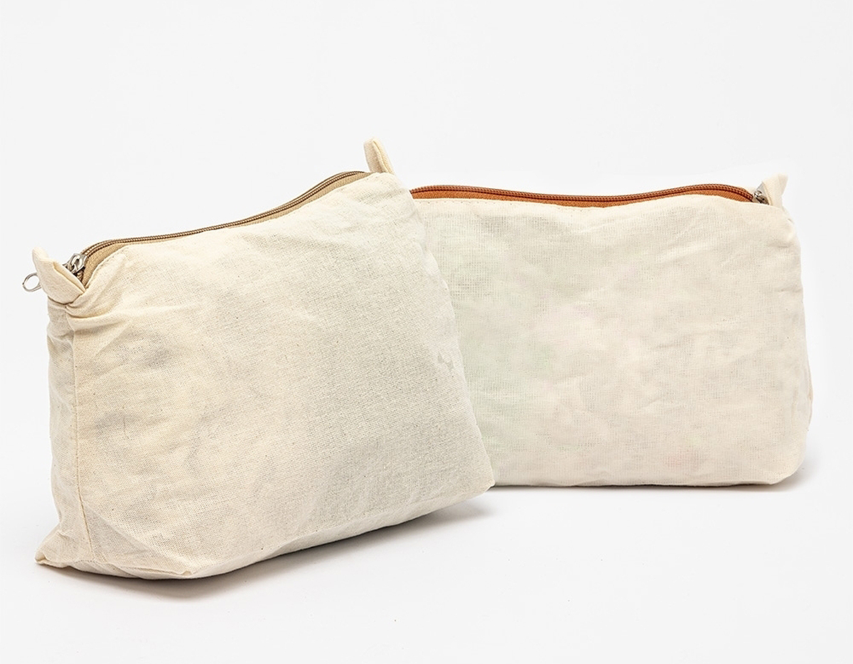 Nécessaire confeccionada em algodão, com frente e verso lisos que valorizam a personalização da marca. Possui fechamento em zíper, garantindo praticidade e segurança no armazenamento dos itens. Conta ainda com duas alças pequenas, ideais para fixação de chaveiro ou gancho, facilitando o transporte e a organização. Leve e versátil, é uma excelente opção de brinde corporativo funcional e sustentável, perfeita para o dia a dia.