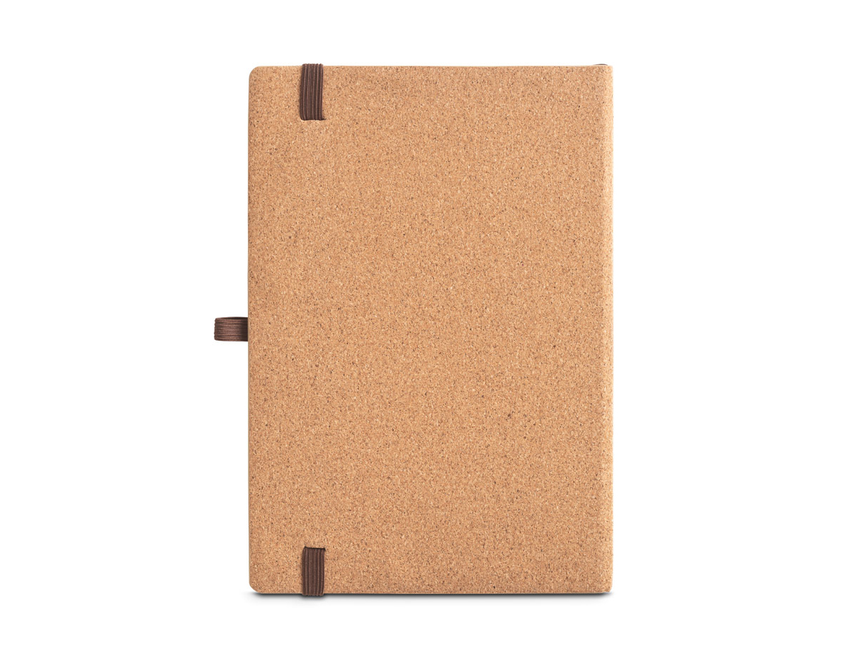 Caderno A5 de capa dura em folha de bambu e cortiça. Contém 80 folhas, em papel reciclado, pautadas cor de marfim, fita separadora, suporte para esferográfica (não inclusa) e elástico para fecho do caderno. A cor e o resultado da impressão nos materiais naturais pode variar entre produtos. 140 x 210 mm