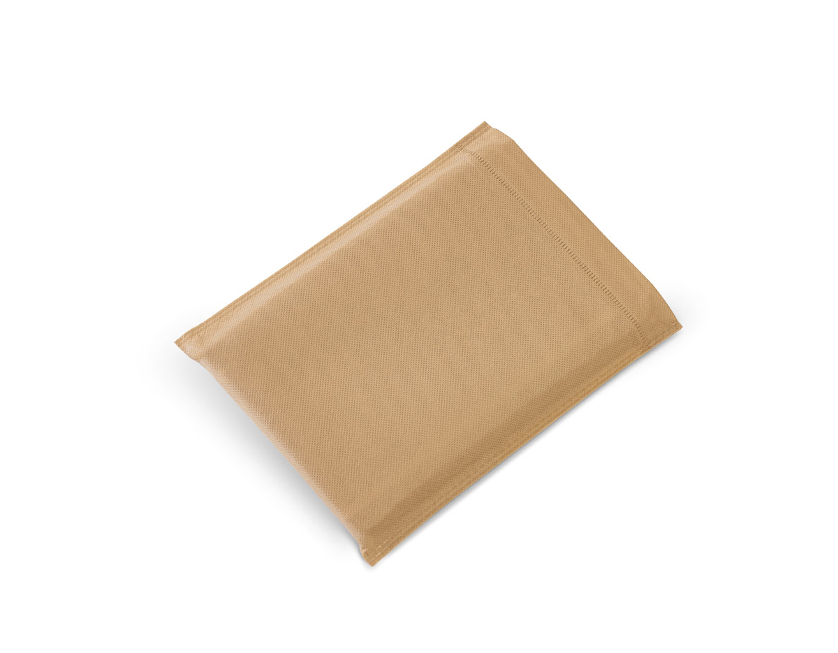 Caderno A5 com capa dura em cortiça e PU e 96 folhas pautadas em cor marfim. Contém elástico, fita separadora e suporte para esferográfica (não inclusa). Fornecido em bolsa de non-woven. 140 x 210 mm