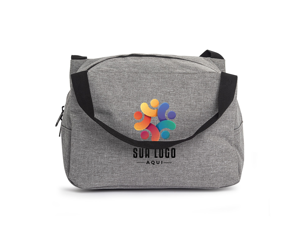 A bolsa térmica é confeccionada em nylon, com capacidade para 6 litros, ideal para manter alimentos e bebidas na temperatura desejada. Equipado com uma alça de mão em nylon, oferece praticidade e conforto ao transportar. Seu design resistente e leve a torna perfeita para piqueniques, passeios e viagens, garantindo que seus itens permaneçam frescos e protegidos. Uma solução funcional para quem busca praticidade no dia a dia.