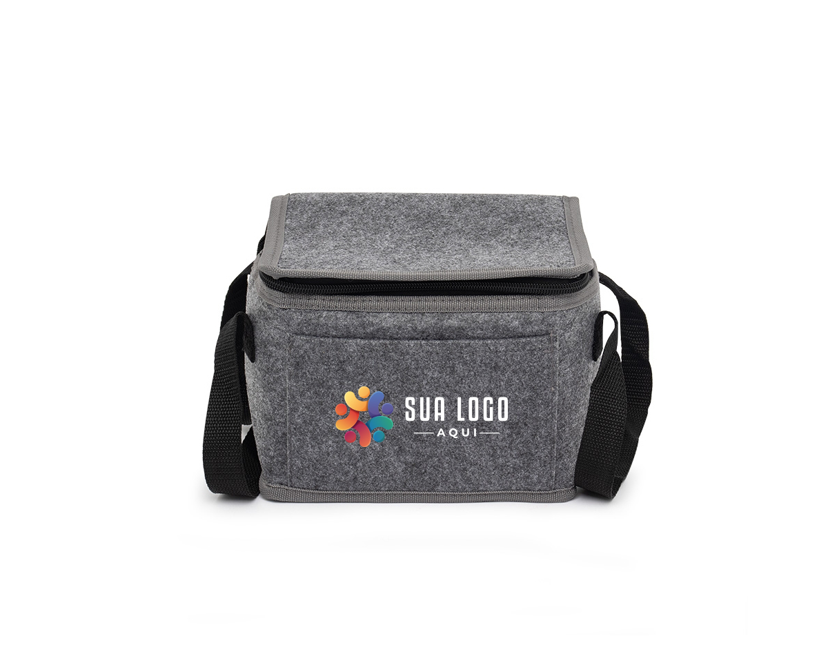Bolsa térmica feita em feltro com capacidade para 5 litros, possui revestimento térmico, bolso frontal e alças para as mãos.