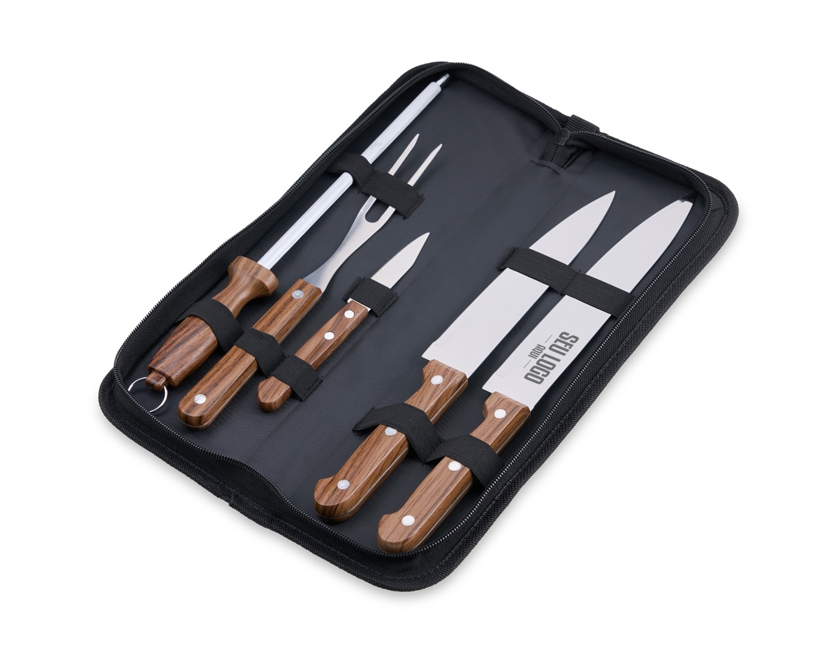 O kit perfeito para os verdadeiros amantes de churrasco! Composto por 5 peças em inox com cabos de madeira, nosso kit inclui três facas, sendo de 7”, 6” e 3” polegadas, além de um garfo e uma chaira, todos acomodados em um prático estojo de nylon, ideal para transportar facilmente para qualquer lugar.