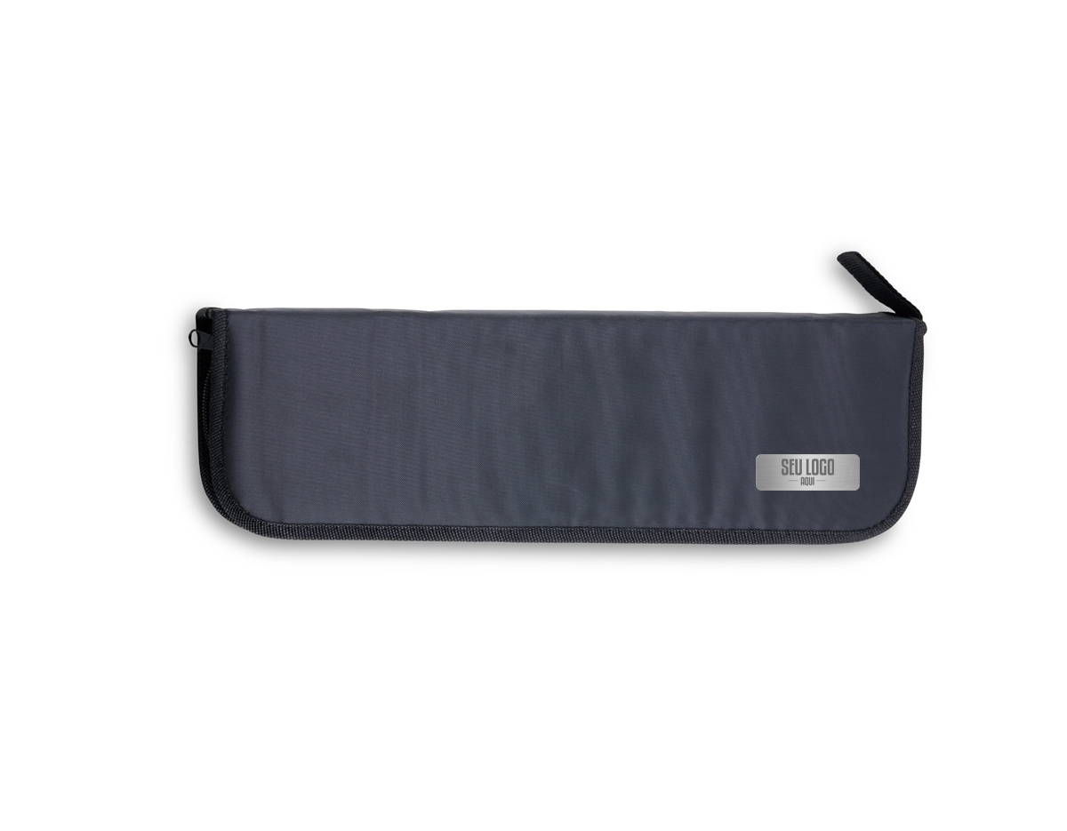 O kit perfeito para os verdadeiros amantes de churrasco! Composto por 5 peças em inox com cabos de madeira, nosso kit inclui três facas, sendo de 7”, 6” e 3” polegadas, além de um garfo e uma chaira, todos acomodados em um prático estojo de nylon, ideal para transportar facilmente para qualquer lugar.