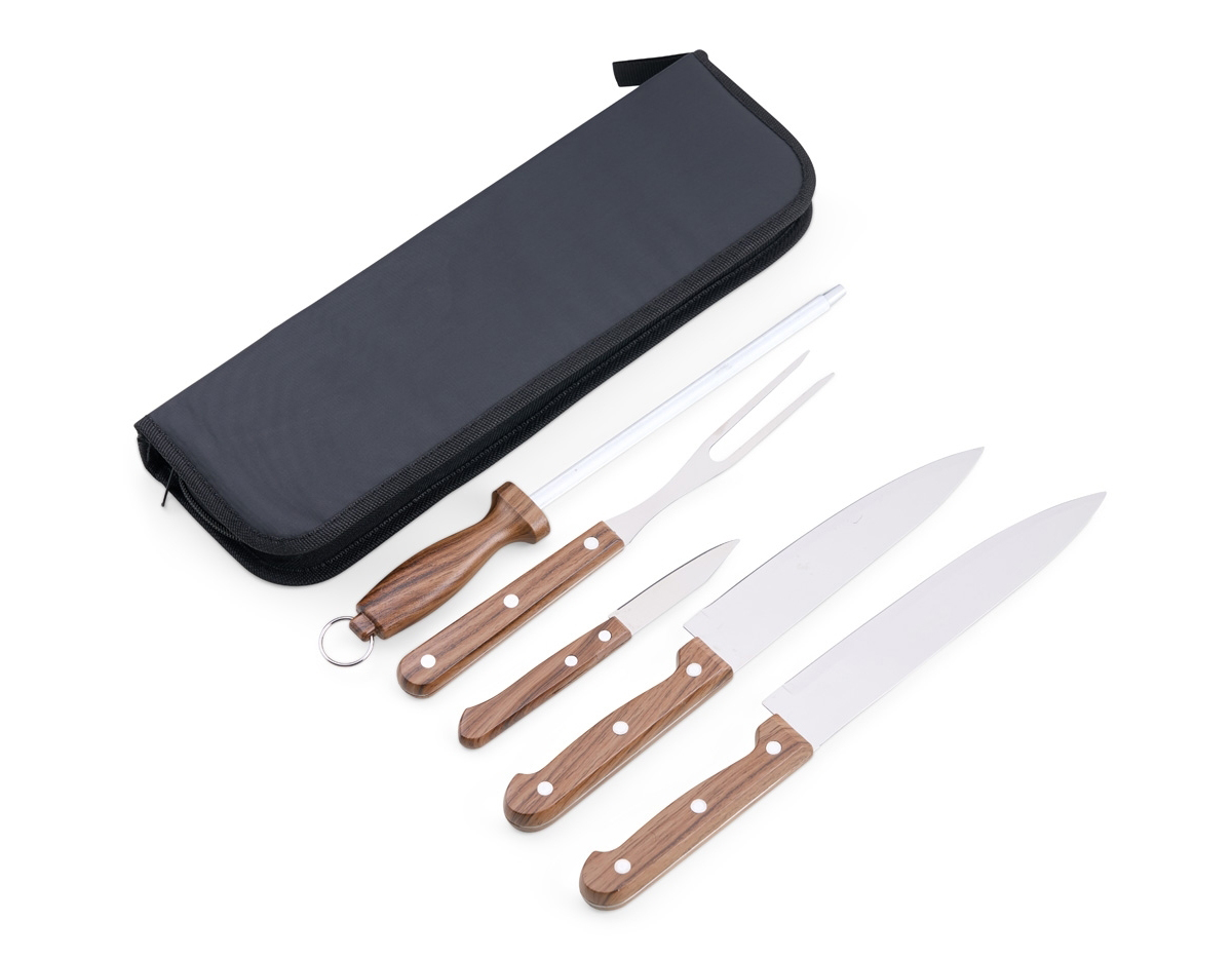 O kit perfeito para os verdadeiros amantes de churrasco! Composto por 5 peças em inox com cabos de madeira, nosso kit inclui três facas, sendo de 7”, 6” e 3” polegadas, além de um garfo e uma chaira, todos acomodados em um prático estojo de nylon, ideal para transportar facilmente para qualquer lugar.