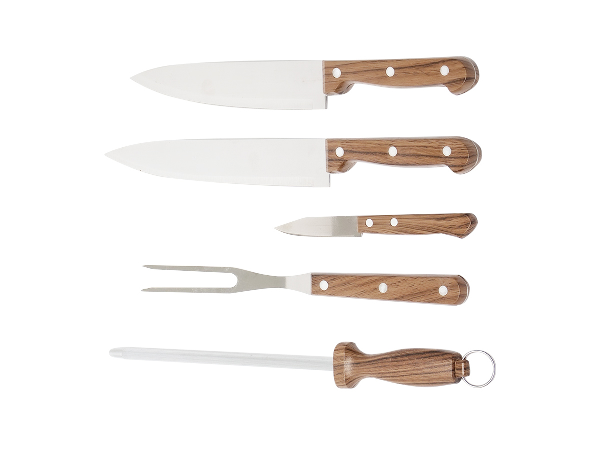O kit perfeito para os verdadeiros amantes de churrasco! Composto por 5 peças em inox com cabos de madeira, nosso kit inclui três facas, sendo de 7”, 6” e 3” polegadas, além de um garfo e uma chaira, todos acomodados em um prático estojo de nylon, ideal para transportar facilmente para qualquer lugar.