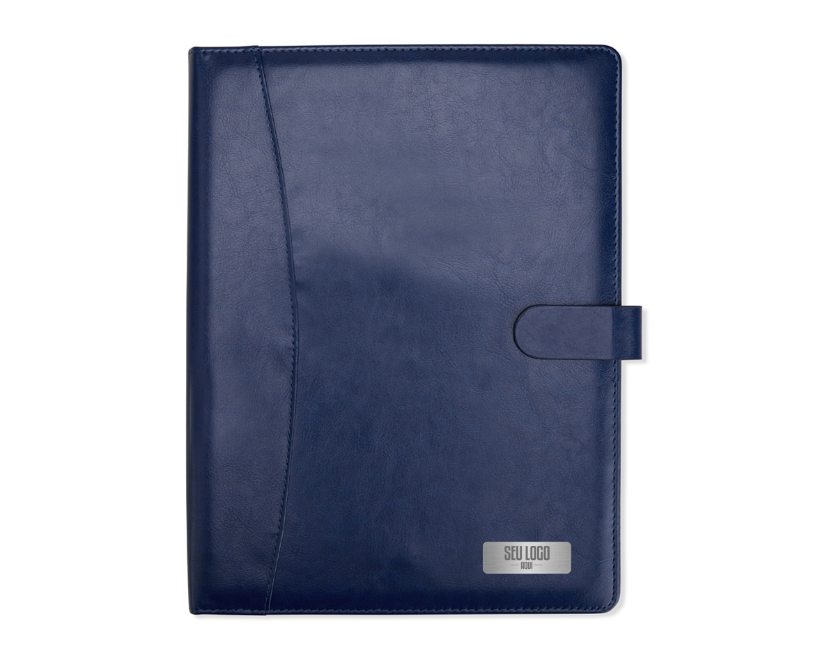 Organização impecável com estilo profissional. Nossa pasta executiva, feita em couro sintético de alta qualidade, acompanha um bloco de aproximadamente 20 folhas pautadas removíveis para anotações, suporte para caneta, bolsos para organizar folhas ou documentos, suporte para cartões, incluindo um com visor de identificação. Além disso, possui fechamento magnético, unindo praticidade e elegância em um único produto.