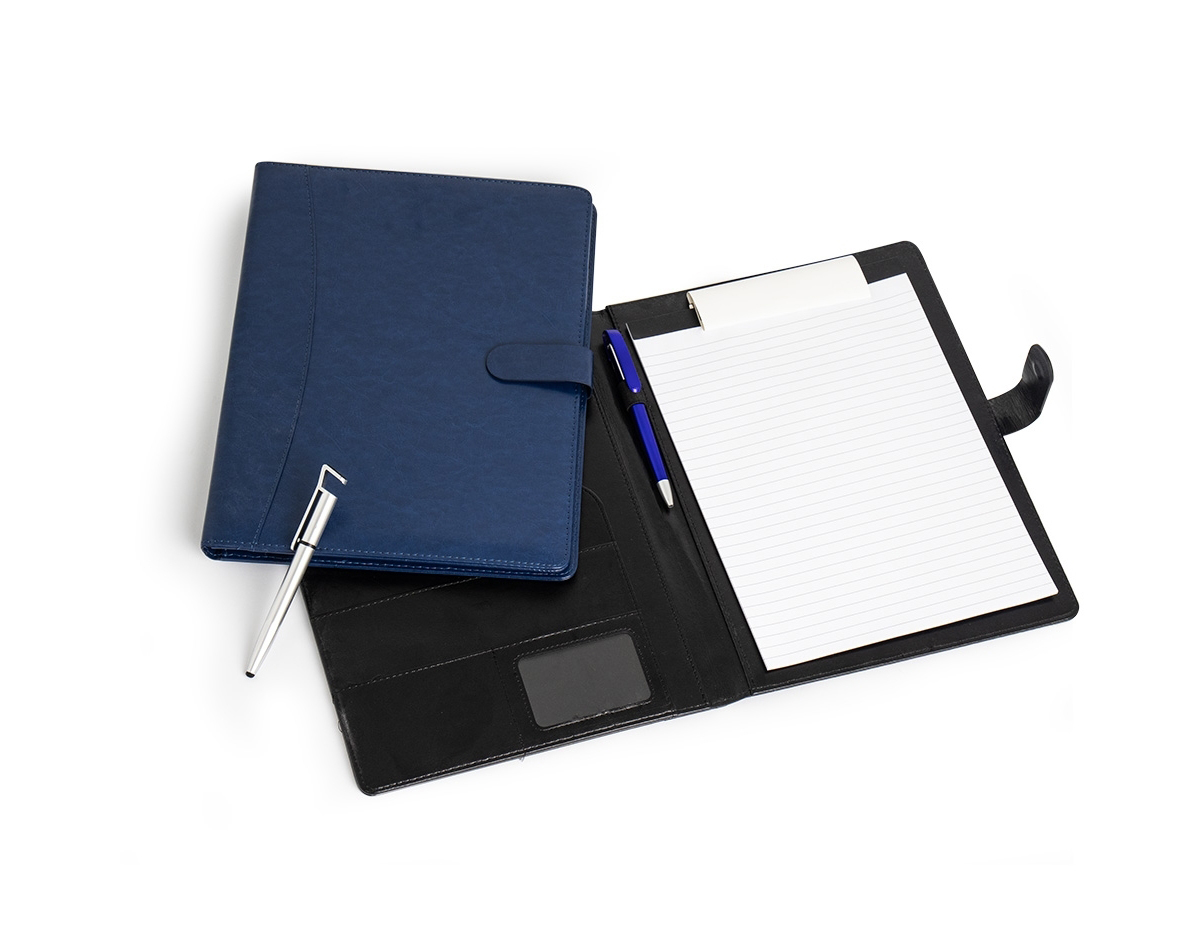Organização impecável com estilo profissional. Nossa pasta executiva, feita em couro sintético de alta qualidade, acompanha um bloco de aproximadamente 20 folhas pautadas removíveis para anotações, suporte para caneta, bolsos para organizar folhas ou documentos, suporte para cartões, incluindo um com visor de identificação. Além disso, possui fechamento magnético, unindo praticidade e elegância em um único produto.