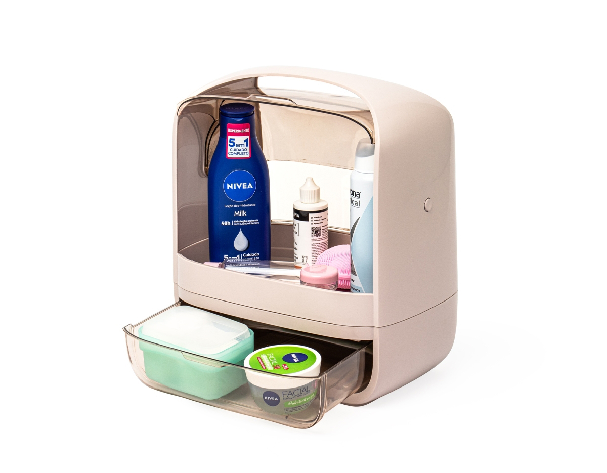 Caixa Organizadora de O segredo para manter os cosméticos organizados e seguros! A caixa organizadora para maquiagens e cosméticos é prática e eficiente. Feita em plástico resistente com tampas de acrílico, ela protege os itens contra poeira e umidade, garantindo que tudo fique sempre seguro e preservado. Com um compartimento principal espaçoso e uma gaveta extra, é possível armazenar tudo de forma organizada. Além disso, a alça de transporte facilita levar a caixa para qualquer lugar, transformando qualquer ambiente no espaço perfeito para a rotina de beleza.