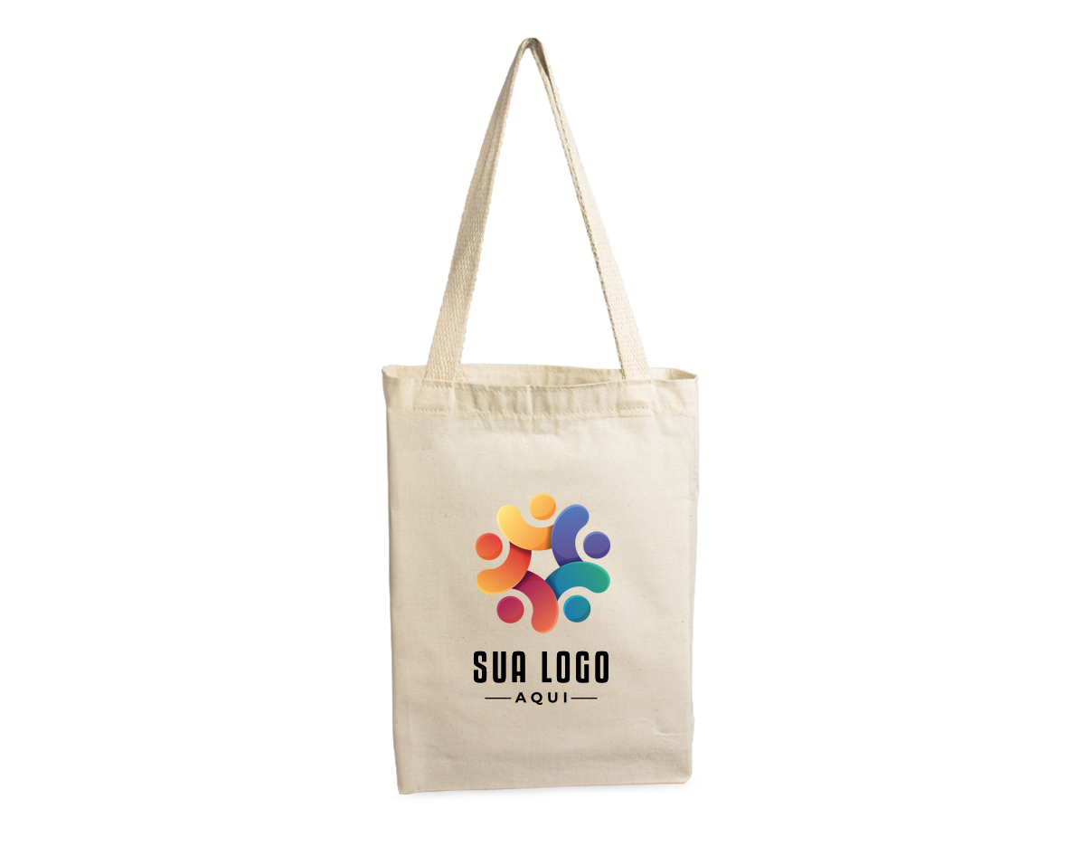 Esta sacola de algodão é espaçosa e profunda, ideal para transportar compras, itens de uso diário ou até mesmo para passeios. Com material resistente, oferece durabilidade e conforto. Seu design prático permite que você organize facilmente os objetos, enquanto a alça proporciona um transporte confortável. Uma escolha versátil para quem busca funcionalidade no dia a dia.