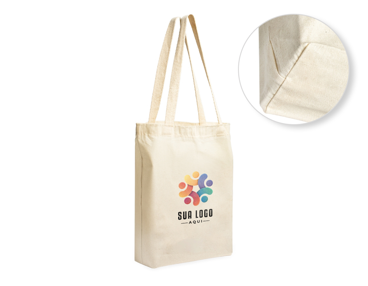 Esta sacola de algodão é espaçosa e profunda, ideal para transportar compras, itens de uso diário ou até mesmo para passeios. Com material resistente, oferece durabilidade e conforto. Seu design prático permite que você organize facilmente os objetos, enquanto a alça proporciona um transporte confortável. Uma escolha versátil para quem busca funcionalidade no dia a dia.