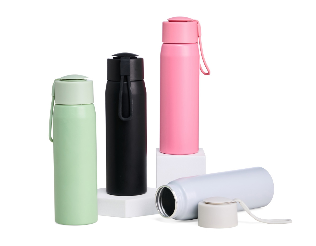 Esta garrafa de alumínio de 600 ml apresenta um acabamento fosco que confere um toque elegante e moderno. Com tampa rosqueável, garante vedação segura, evitando vazamentos. A alça integrada facilita o transporte, tornando-a ideal para atividades ao ar livre, academia ou uso diário. Leve e resistente, é uma escolha prática para quem busca hidratação em qualquer lugar, combinando funcionalidade e estilo.