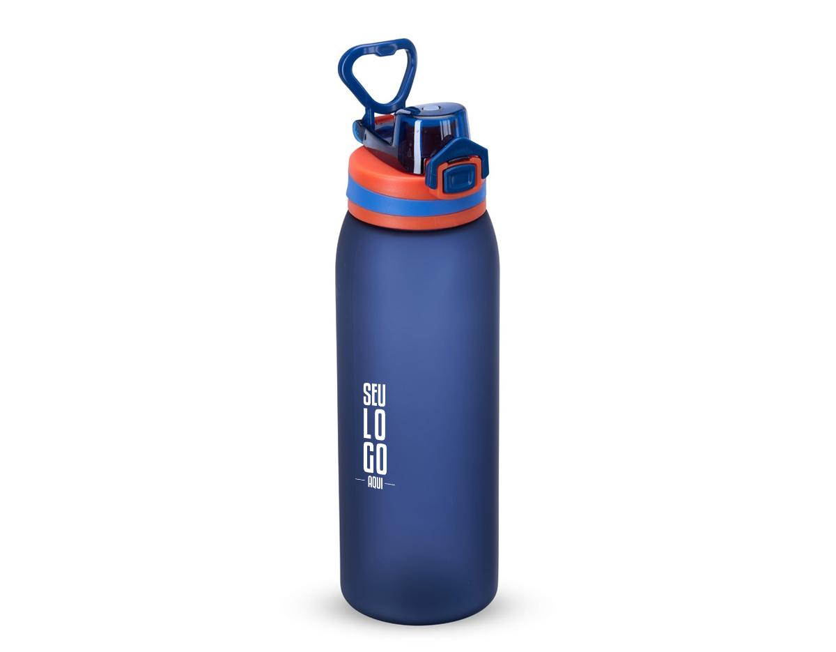 Squeeze plástico com capacidade de 900ml. Possui tampa rosqueável com tampa protetora para bocal, trava de segurança com botão de acionamento e alça para transporte. Pintura fosca.