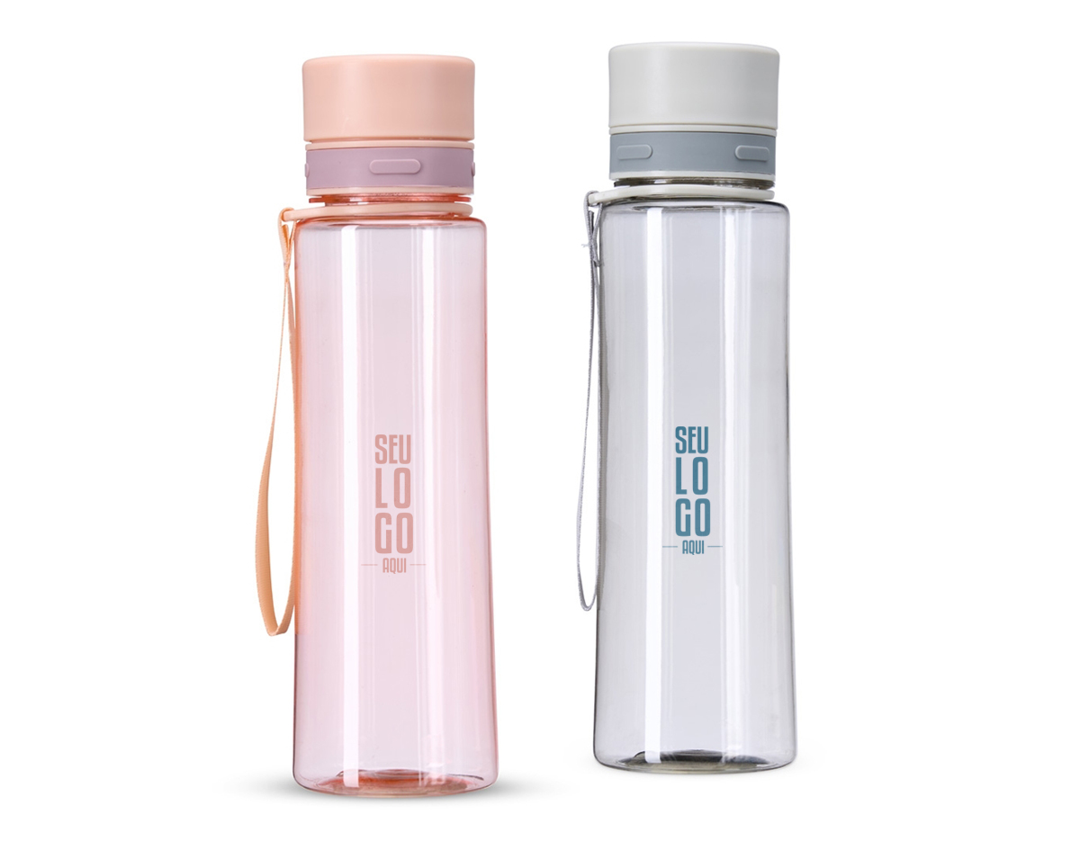 Garrafa de 780 ml, ideal para diversas atividades. Possui tampa rosqueável com bocal, garantindo um fechamento seguro. Acompanha tampa protetora que evita contaminações e alça em nylon, facilitando o transporte. Seu design funcional a torna prática para o dia a dia, seja em passeios, academia ou no trabalho.