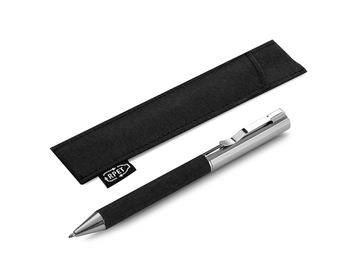 Caneta metálica com estojo em tecido RPET. A caneta possui carga esferográfica azul, acionamento por rotação e corpo com detalhe em RPET.