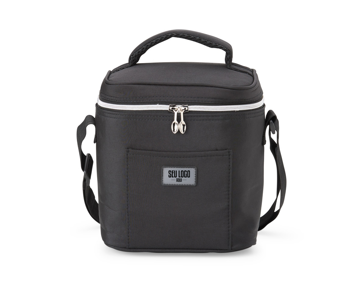 Bolsa Térmica confeccionada em tecido sintético, com bolso frontal e plaquinha plástica para personalização. Possui capacidade de 7 litros e revestimento térmico e acompanha alça transversal para maior praticidade.