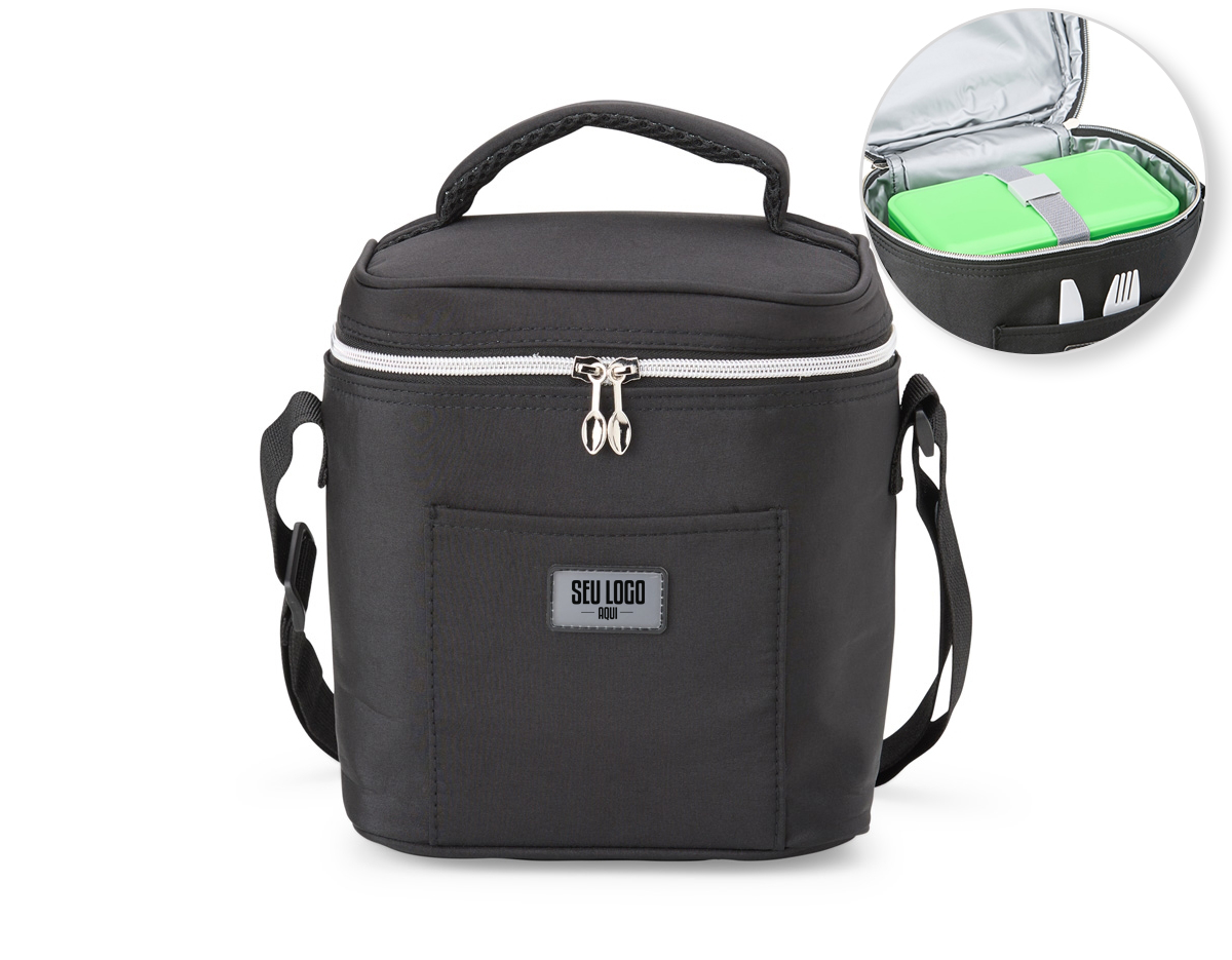 Bolsa Térmica confeccionada em tecido sintético, com bolso frontal e plaquinha plástica para personalização. Possui capacidade de 7 litros e revestimento térmico e acompanha alça transversal para maior praticidade.