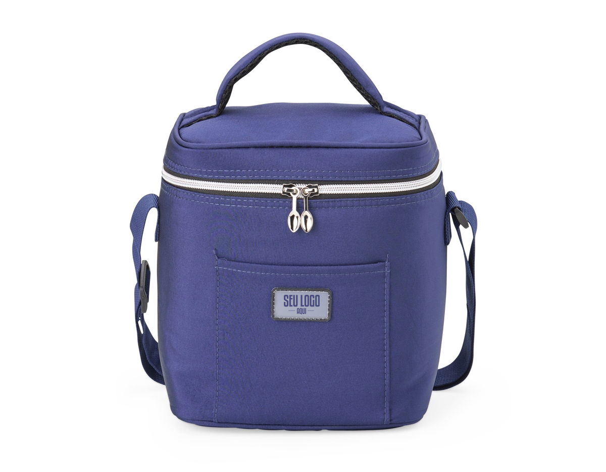 Bolsa Térmica confeccionada em tecido sintético, com bolso frontal e plaquinha plástica para personalização. Possui capacidade de 7 litros e revestimento térmico e acompanha alça transversal para maior praticidade.