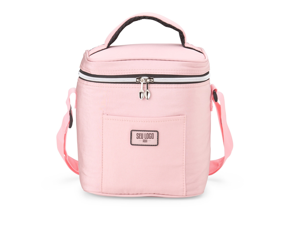 Bolsa Térmica confeccionada em tecido sintético, com bolso frontal e plaquinha plástica para personalização. Possui capacidade de 7 litros e revestimento térmico e acompanha alça transversal para maior praticidade.