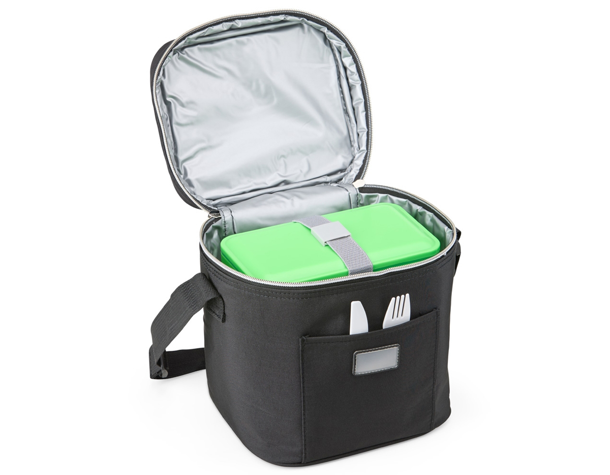 Bolsa Térmica confeccionada em tecido sintético, com bolso frontal e plaquinha plástica para personalização. Possui capacidade de 7 litros e revestimento térmico e acompanha alça transversal para maior praticidade.