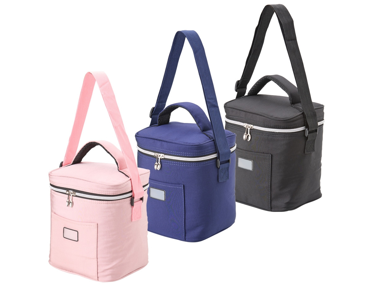 Bolsa Térmica confeccionada em tecido sintético, com bolso frontal e plaquinha plástica para personalização. Possui capacidade de 7 litros e revestimento térmico e acompanha alça transversal para maior praticidade.