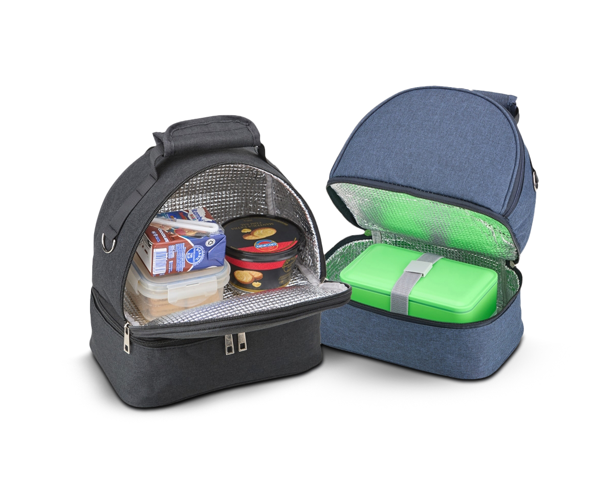Bolsa térmica dupla em nylon com dois compartimentos térmicos isolados, capacidade de 7 litros. Contém bolso traseiro com zíper, alça de mão e alça para as costas.