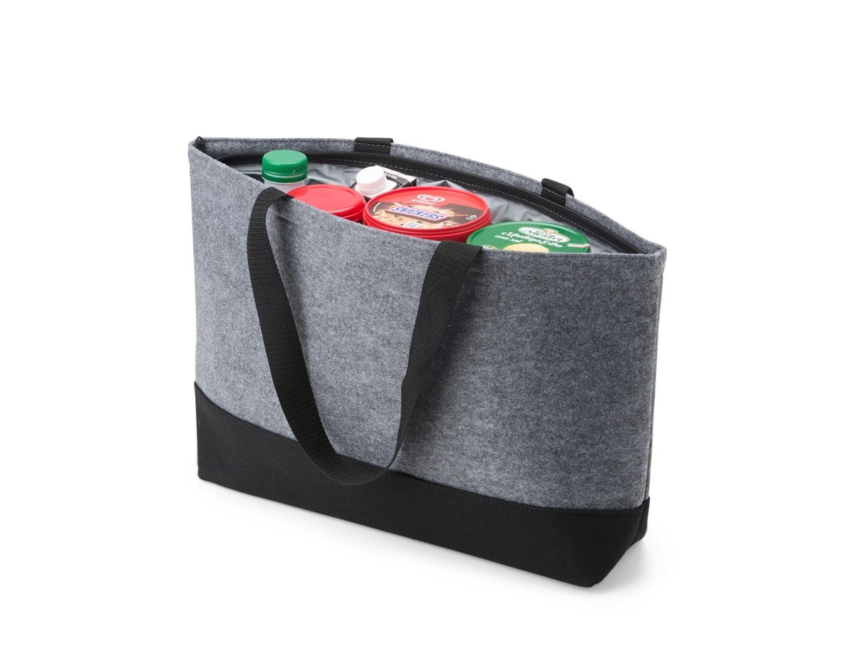 Bolsa térmica de 13 litros, feita em feltro e revestida internamente com PEVA atóxico. O material é antivazamento, garantindo a segurança do transporte. Além disso, conta com alças de mão, facilitando o deslocamento para diversos locais, ideal para manter alimentos e bebidas frescos em passeios e viagens.