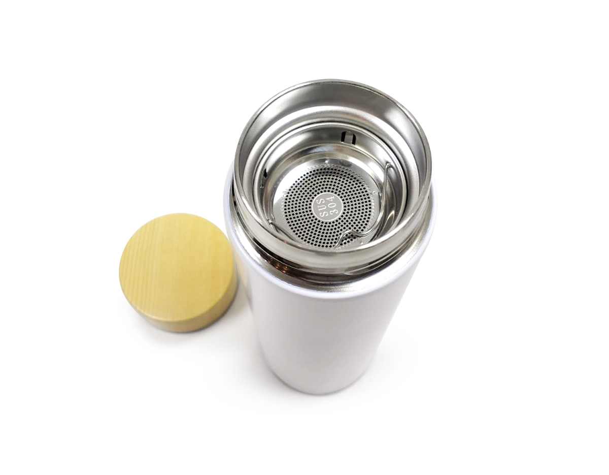 A garrafa térmica de 450 ml é feita em inox e possui parede dupla, garantindo excelente isolamento térmico. Inclui um infusor, ideal para chás ou frutas, e uma tampa rosqueável que conta com um elegante detalhe em madeira. Seu design combina funcionalidade e estética, tornando-a uma escolha prática para manter suas bebidas na temperatura desejada.