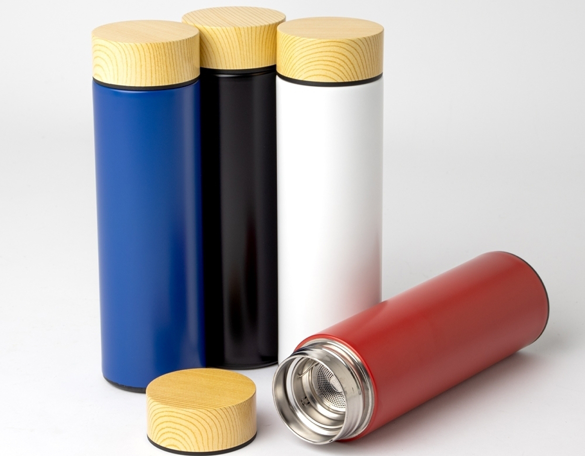 A garrafa térmica de 450 ml é feita em inox e possui parede dupla, garantindo excelente isolamento térmico. Inclui um infusor, ideal para chás ou frutas, e uma tampa rosqueável que conta com um elegante detalhe em madeira. Seu design combina funcionalidade e estética, tornando-a uma escolha prática para manter suas bebidas na temperatura desejada.